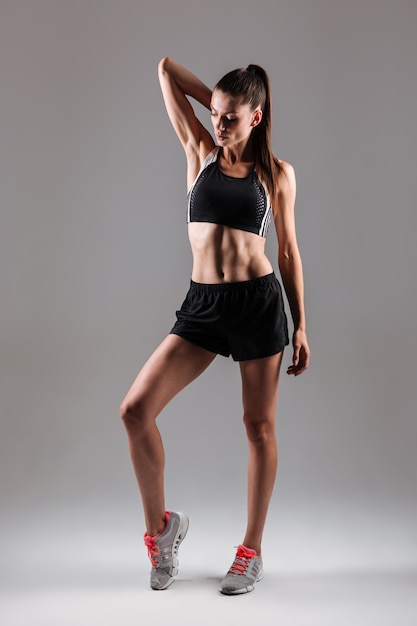 Retrato De Cuerpo Entero De Una Mujer Joven Concentrada Fitness Foto Gratis