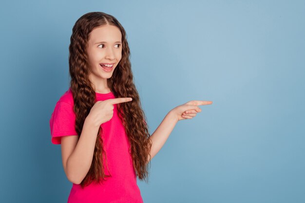 Retrato De Curioso Promotor Peque A Dama Indican Dedos Espacio Vac O