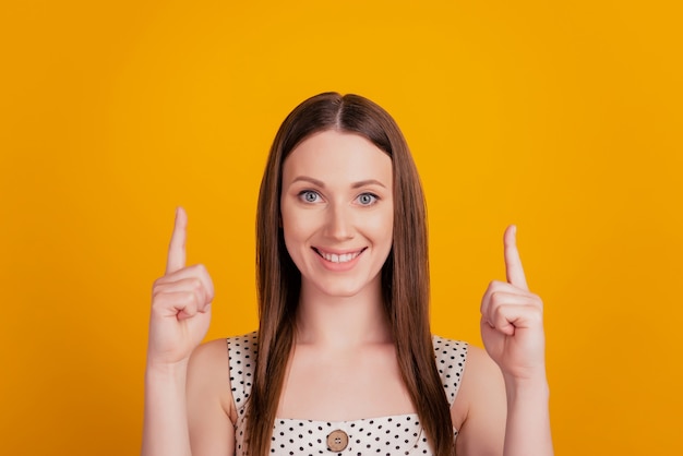 Retrato De Dama Encantadora Positiva Hacer Selfie Levantar El Pulgar Hacia Arriba Sobre Fondo