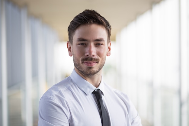 Retrato De Hombre De Negocios Optimista En Ropa Formal Descargar Fotos Gratis 6727