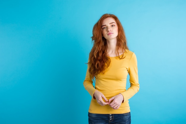 Retrato De Joven Hermosa Mujer De Jengibre Con La Car