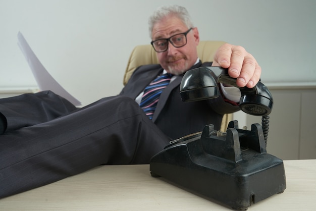 Retrato del empresario de la vieja escuela Foto gratis