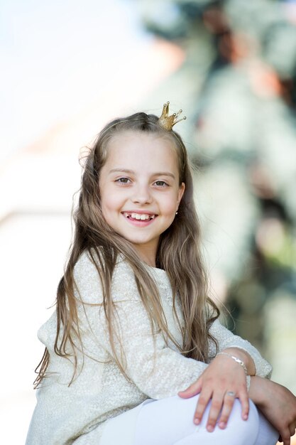 Retrato De Una Encantadora Ni A Princesa Linda Feliz Con El Pelo Largo Y Rizado Rubio En Un D A