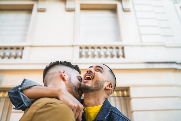 Retrato De Feliz Pareja Gay Pasar Tiempo Juntos Y Abrazarse En La Calle Concepto De Amor Y Lgbt 
