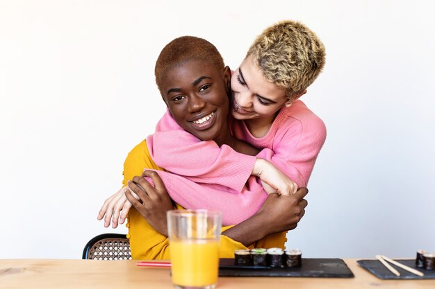 Retrato De Una Feliz Pareja Homosexual Multiétnica Abrazándose Y Sonriendo Foto Premium 