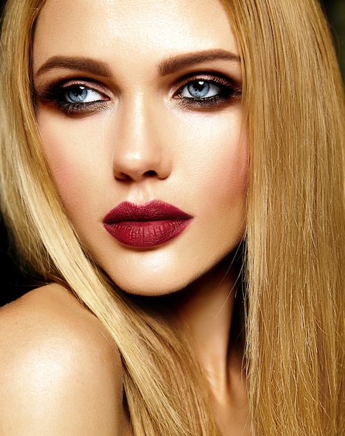 Retrato Glamour De Hermosa Mujer Rubia Modelo Dama Con Maquillaje Diario Fresco Con Color De