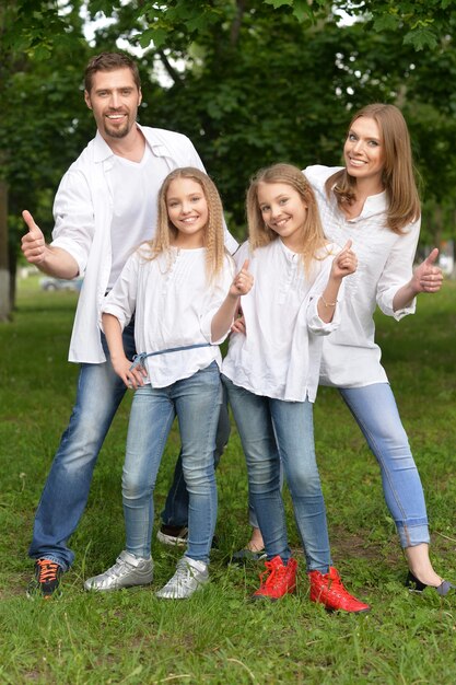 Retrato De Una Gran Familia Feliz Posando Al Aire Libre Foto Premium