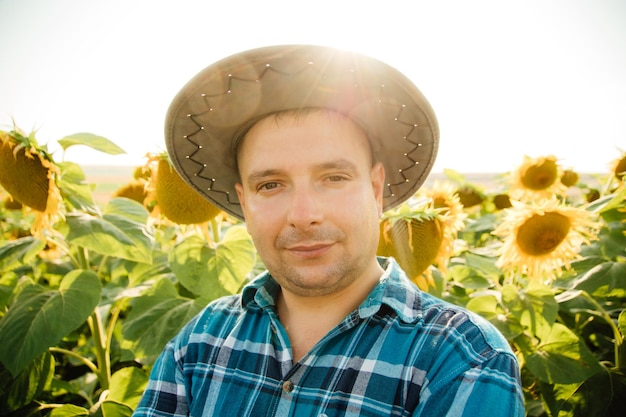 Retrato De Un Granjero En Un Campo De Girasoles Y Mirando A La C Mara