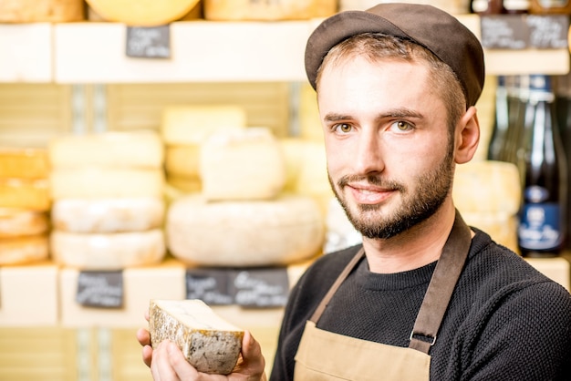 Retrato De Un Guapo Vendedor De Queso En Uniforme Sosteniendo Una Paz