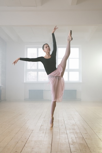 Retrato De Hermosa Bailarina De Ballet Estirando Su Pierna Durante La