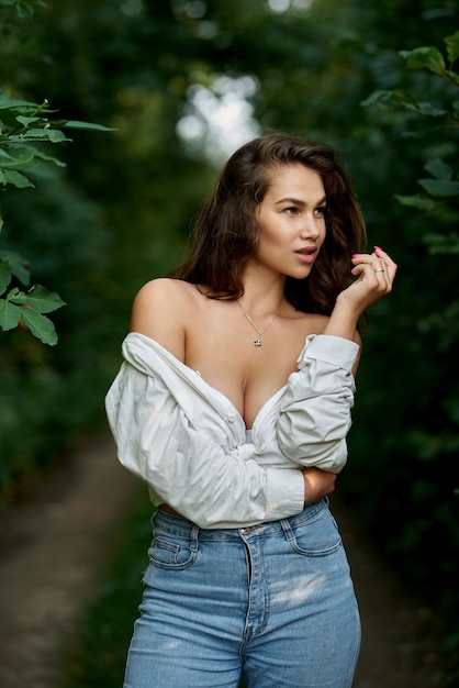 Retrato De Una Hermosa Chica Sexy Con Una Camisa Blanca Desabrochada En El Bosque El Concepto De 8577