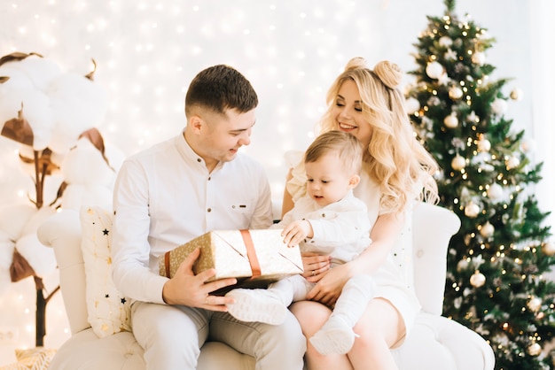 Retrato De Hermosa Familia Joven En Rbol De Navidad Y Fondo De Algod N Blanco Padres