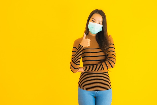 Retrato hermosa joven asiática con máscara en muchas acciones para proteger contra coronavirus o covid19 Foto gratis