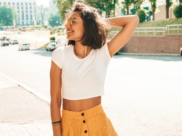 Retrato De La Hermosa Modelo Morena Sonriente Vestida Con Ropa Hipster De Verano Chica De Moda 9549