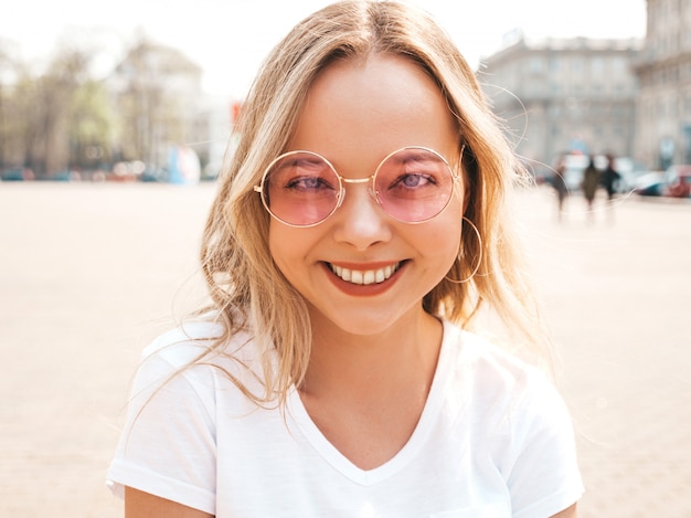 Retrato De La Hermosa Modelo Rubia Sonriente Vestida Con Ropa Hipster