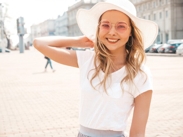 Retrato De La Hermosa Modelo Rubia Sonriente Vestida Con Ropa Hipster