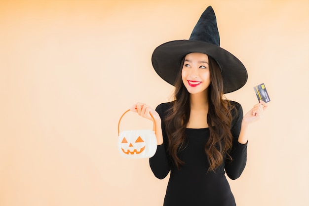 Retrato hermosa mujer asiática joven llevar disfraz de halloween Foto gratis