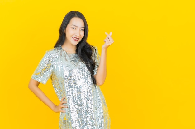 Retrato Hermosa Mujer Asiática Joven Sonrisa Con Acción En Amarillo Foto Gratis 