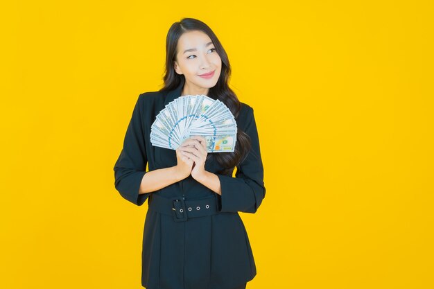 Retrato Hermosa Mujer Asiática Joven Sonrisa Con Mucho Dinero En Efectivo Y Dinero En Amarillo 