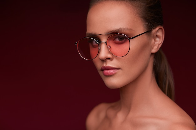 Retrato De Hermosa Mujer Joven Con Gafas De Sol Rojos Modelo De Moda