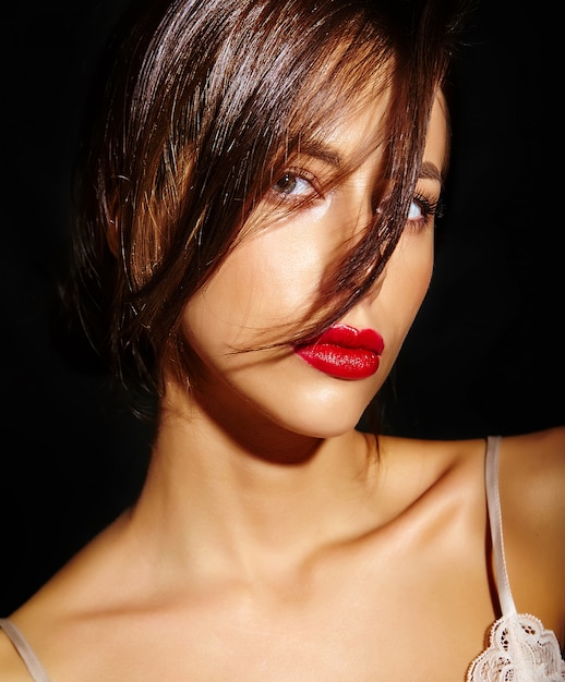 Retrato De Hermosa Mujer Morena Sexy Linda Sensual Con Labios Rojos En Pijama Lenceria Sobre Fondo Negro Con El Pelo Cubriendo Su Cabello Foto Gratis