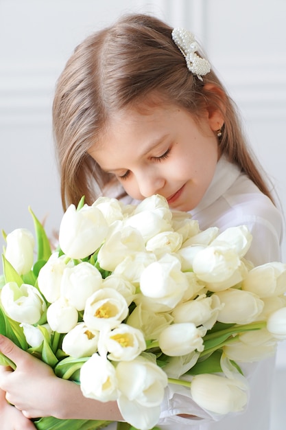 Retrato De Hermosa Nina Bonita Con Tulipanes De Flores Blancas