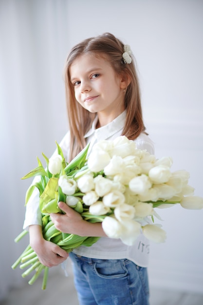 Retrato De Hermosa Nina Bonita Con Tulipanes De Flores Blancas