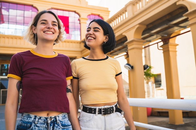 Retrato De Una Hermosa Pareja De Lesbianas Pasar Tiempo Juntos Y Tener