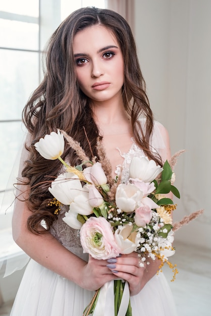 Retrato Hermosa Y Tierna Novia Youg Con Un Vestido De Novia En Sesión Fotográfica De Boda De 2166