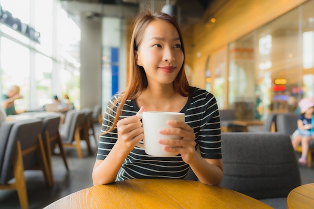 Retrato hermosas mujeres asiáticas jóvenes en cafetería cafetería y