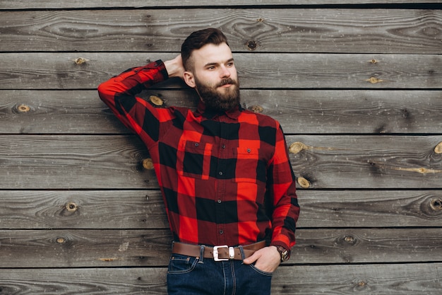 pantalon negro camisa roja hombre
