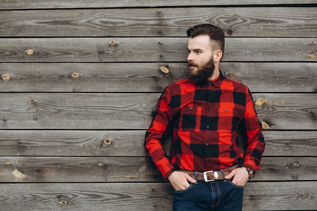 camisa roja y pantalon negro hombre