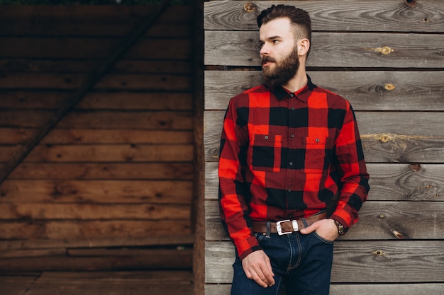 pantalon negro camisa roja hombre