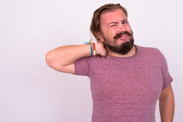 Retrato De Hombre Barbudo Con Sobrepeso Con Bigote Y Cabello Largo Contra La Pared Blanca Foto 