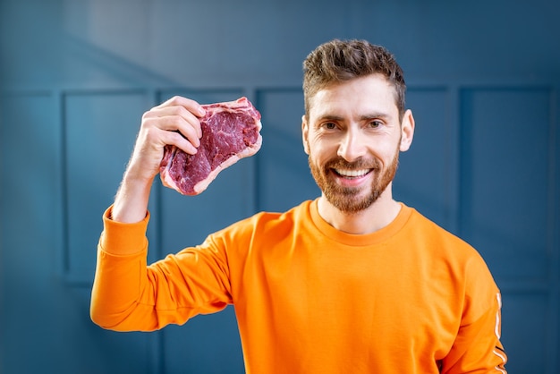 Retrato De Un Hombre Con Bistec De Carne Foto Premium