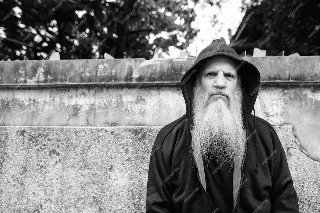 Retrato De Hombre Calvo Maduro Con Larga Barba Gris Contra El Muro De Hormigón De Grunge Al Aire 9413