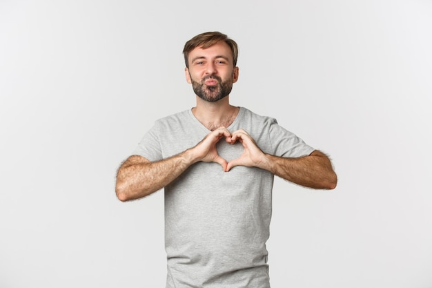 Retrato De Hombre Guapo Sonriente Con Barba Mostrando El Signo Del