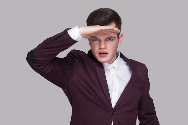 Retrato De Hombre Joven Serio Guapo Con Traje Violeta Y Camisa Blanca