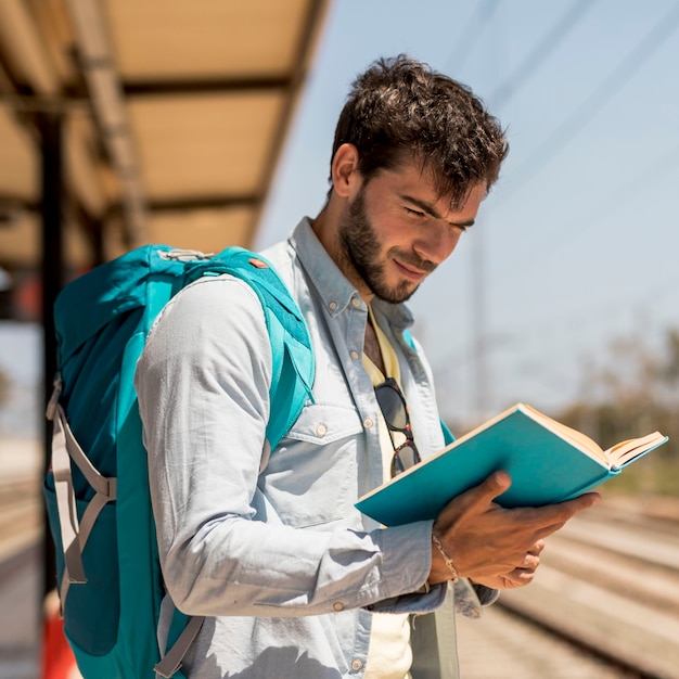 Álbumes 92+ Imagen Retrato De Joven Con Libro Mirada Tensa