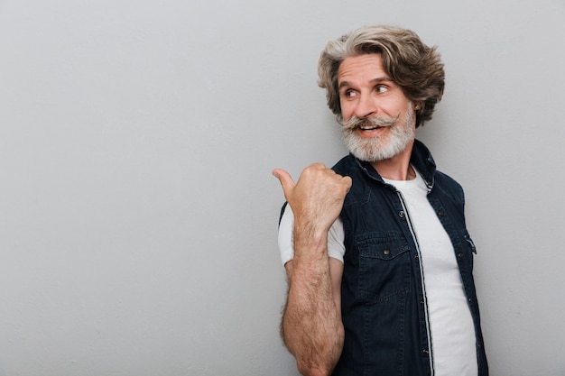 Retrato De Un Hombre Mayor Sonriente Alegre Barbudo Con El Pelo Gris