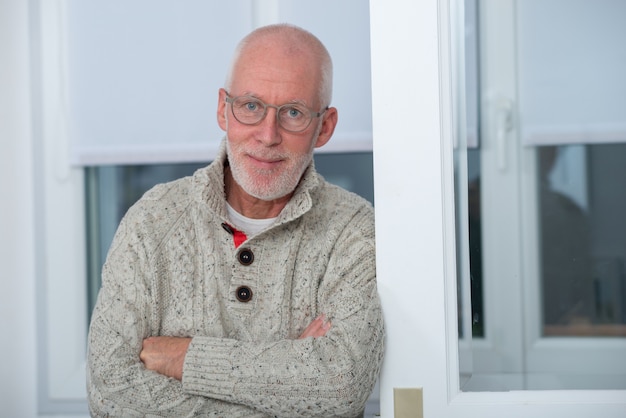 Retrato De Hombre De Mediana Edad Con Barba Y Anteojos Foto Premium