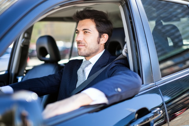 Retrato De Un Hombre De Negocios Sonriente Guapo Conduciendo Su Coche