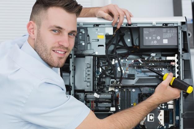 Retrato De Un Ingeniero Informático Trabajando En La Cpu Foto Premium 6754