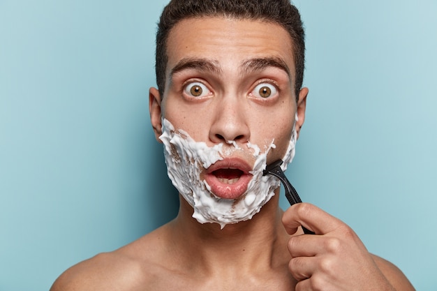 Retrato De Joven Afeitado El Suyo Barba Foto Gratis