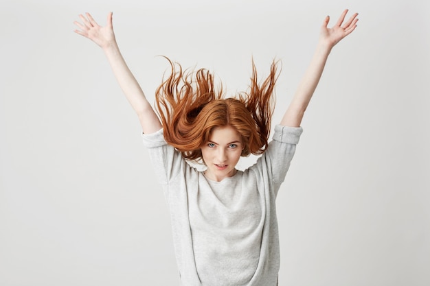 Retrato De Joven Alegre Hermosa Pelirroja Chica Sonriendo Sacudiendo El Pelo Foto Gratis 7723