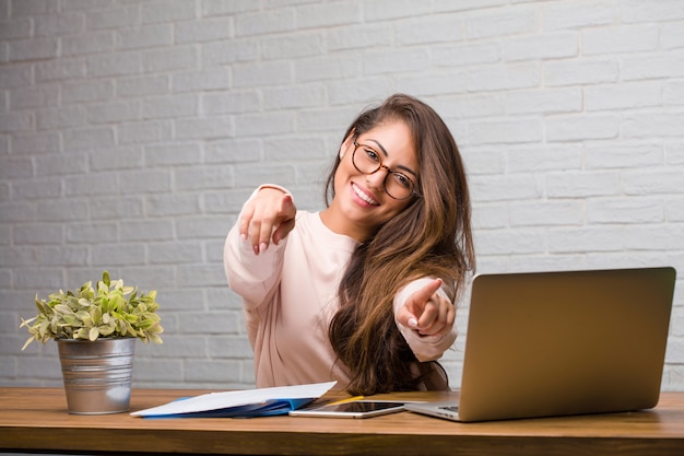 Retrato De Joven Estudiante Mujer Latina Sentada En Su Escritorio