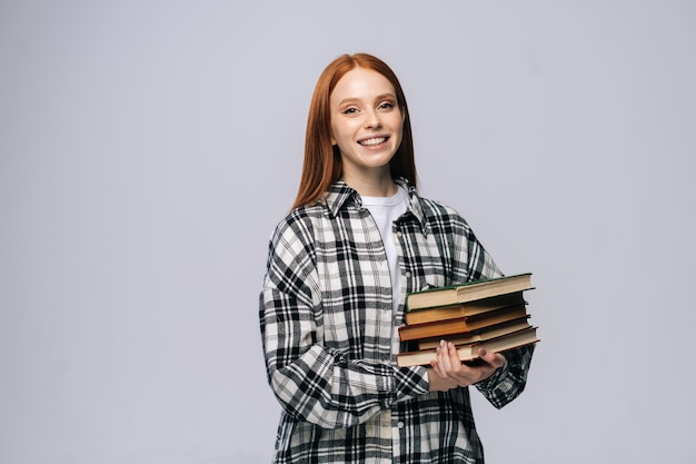 Retrato De Una Joven Estudiante Universitaria Sonriente Sosteniendo