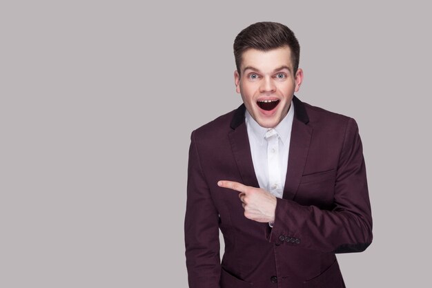 Retrato De Joven Guapo Sorprendido En Traje Violeta Y Camisa Blanca De