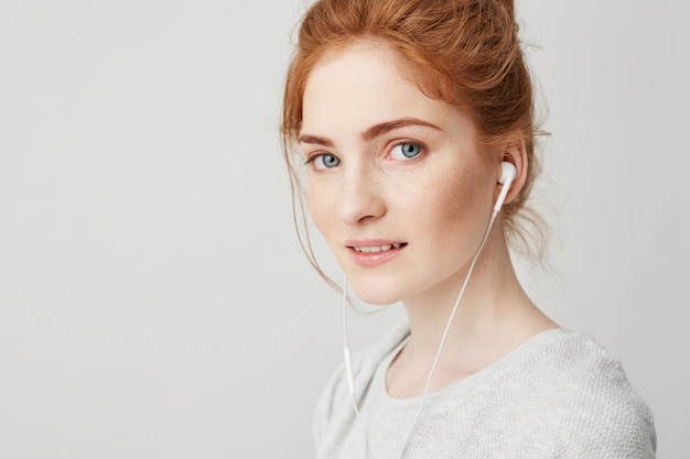 Retrato De Joven Hermosa Tierna Pelirroja Con Ojos Azules En Auriculares Sonriendo Foto Gratis 8964