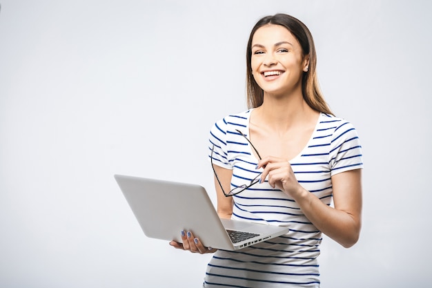 Retrato De Un Joven Morena Mujer Foto Premium